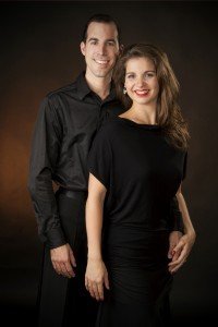 Vos professeurs Mathieu Casavant et Mélanie Martin, diplômés et membres reconnus de la Canadian DanseSport Federation (CDF)